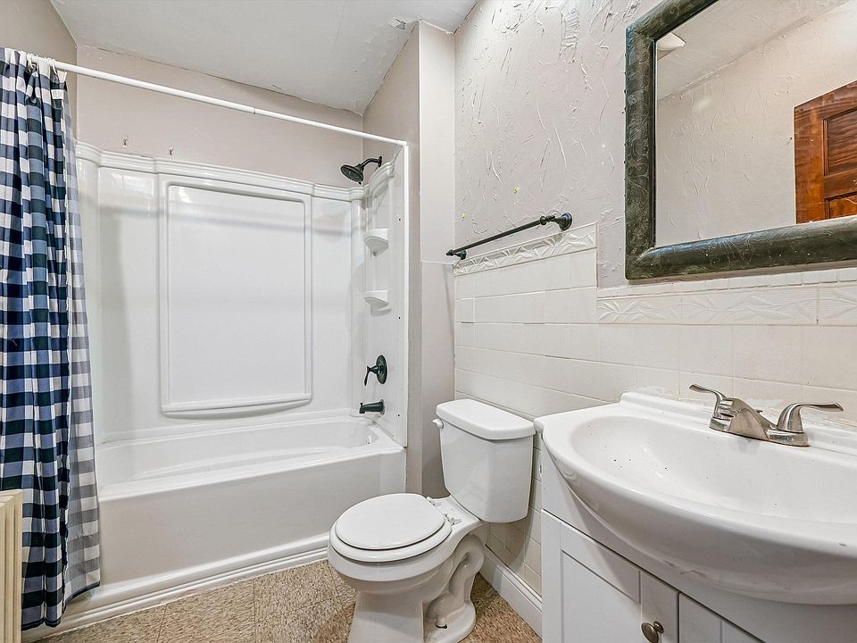19th image of 407 3rd St SE
