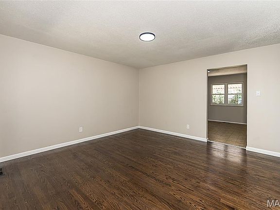 5th image of 11848 Foxwood Dr