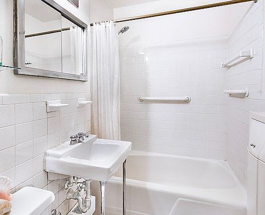 5th image of 165 W 66th St APT 3G