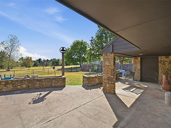 3rd image of 1305 Mockingbird Ln