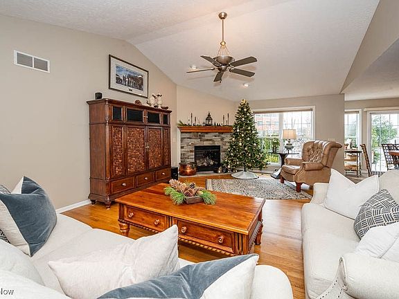 3rd image of 209 Canterbury Ct