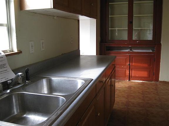 5th image of 832 N Beard Ave