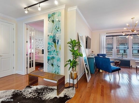 2nd image of 1048 W Catalpa Ave APT 1