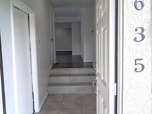 Entryway with direct access to garage