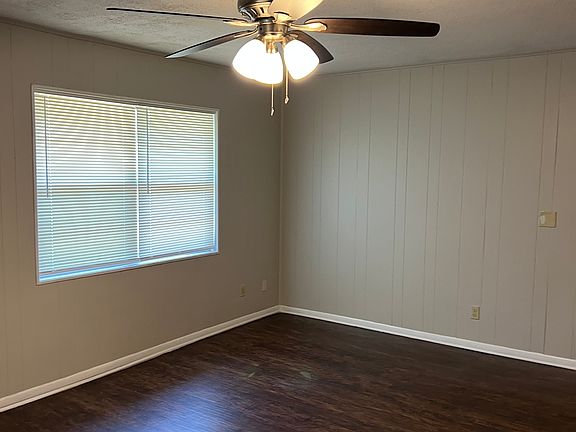 3rd image of 924 N Bradley Ave