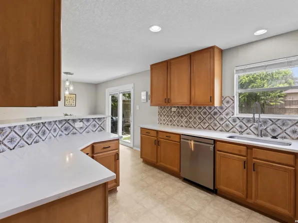 5747 COLUMBIA DR, Cibolo, TX 78108