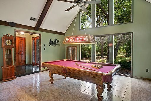 Open floorplan is great for entertaining.