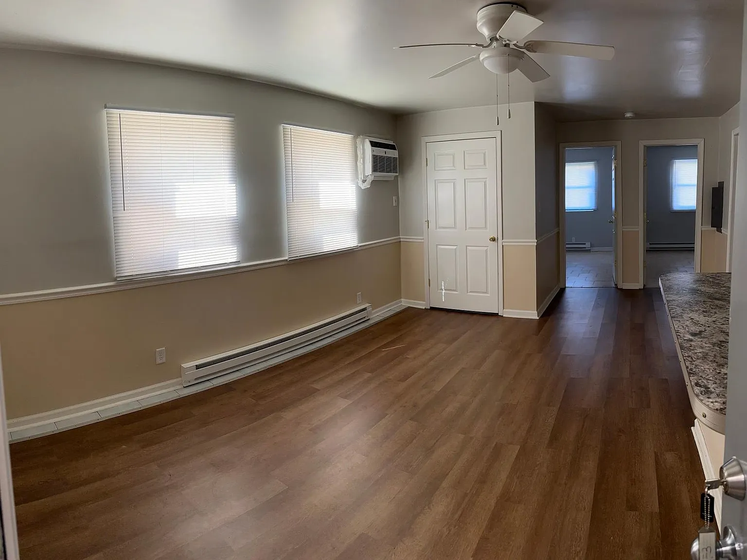 564 N Indiana Ave — Photo 4
