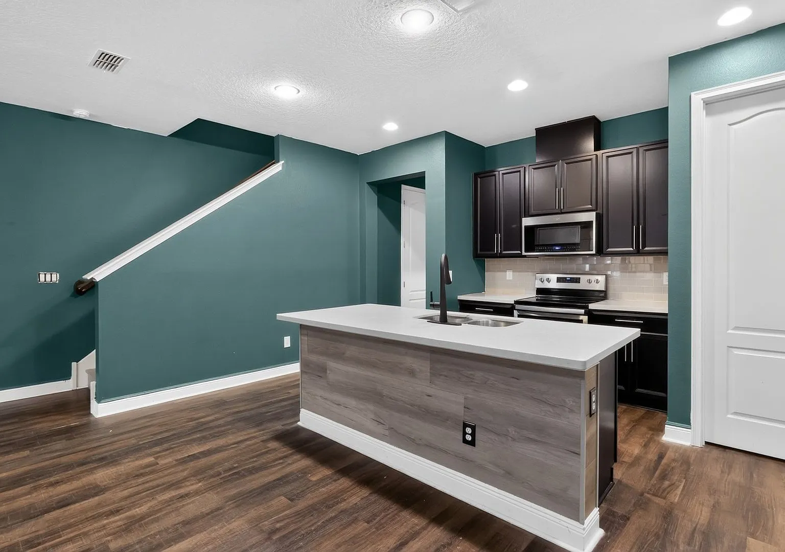 Charming 4BR Townhome in Winter Garden — Photo 4