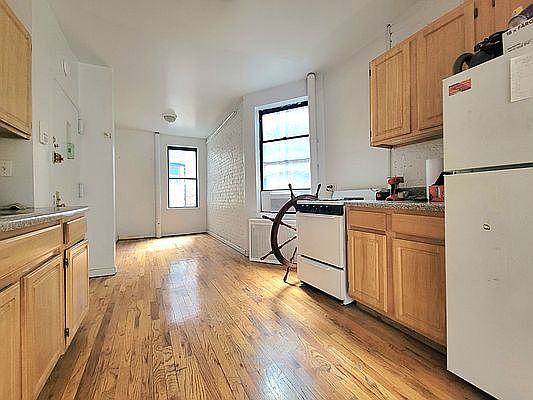 3rd image of 124 E 4th St APT 15
