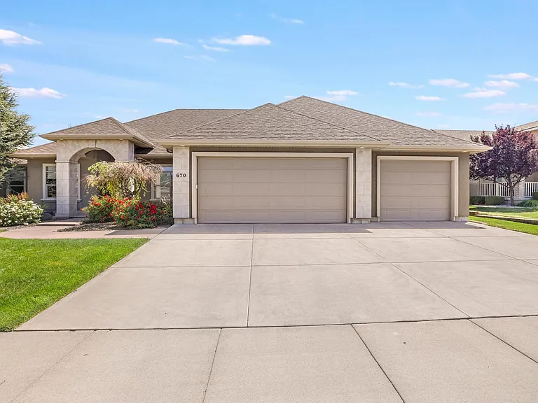 670 Sun Terrace Dr — Photo 2