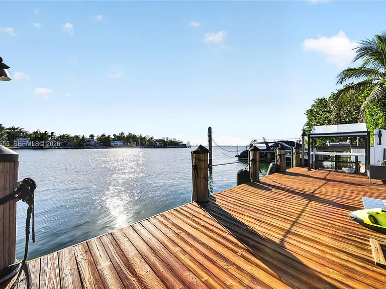 460 W Dilido Dr — Photo 37