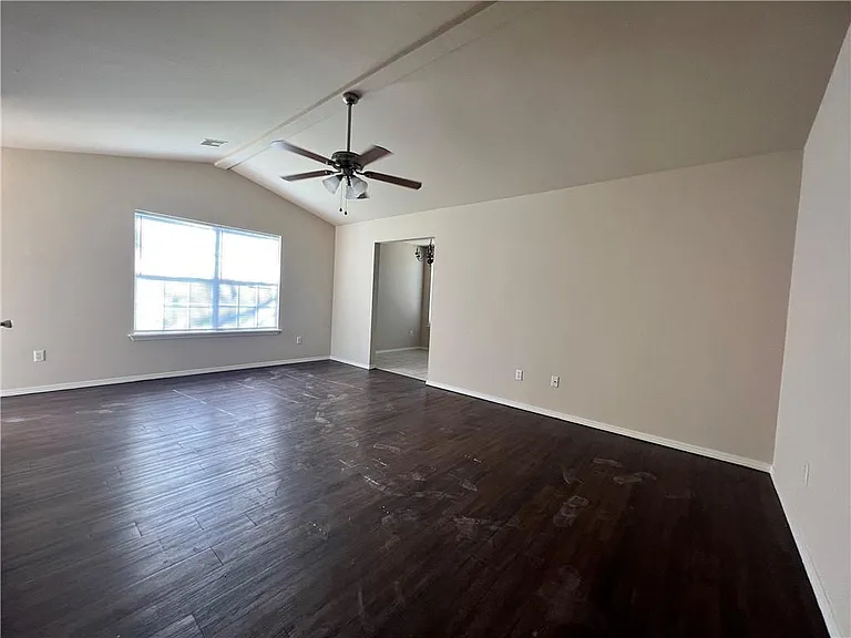 1102 SW Tunbridge Dr — Photo 2