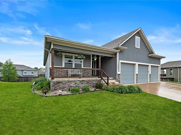 1202 SW Cardinal Ct, Oak Grove, MO 64075