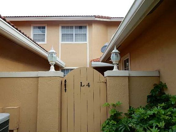 3rd image of 4109 Carriage Dr APT L4