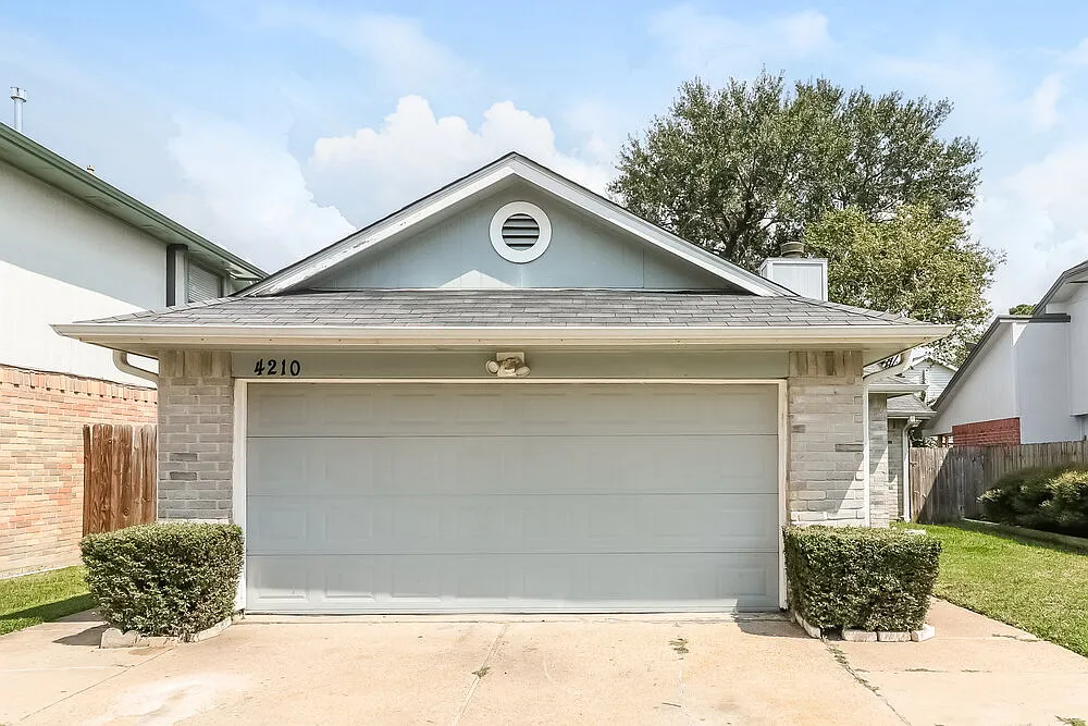 3 bed, 2.0 bath, 1504 sqft, $2,550 — Photo 1