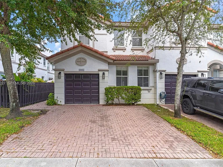 8165 NW 108th Ave — Photo 1