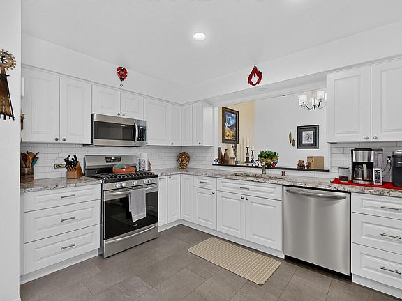 3rd image of 10330 Camino Del Oso NE