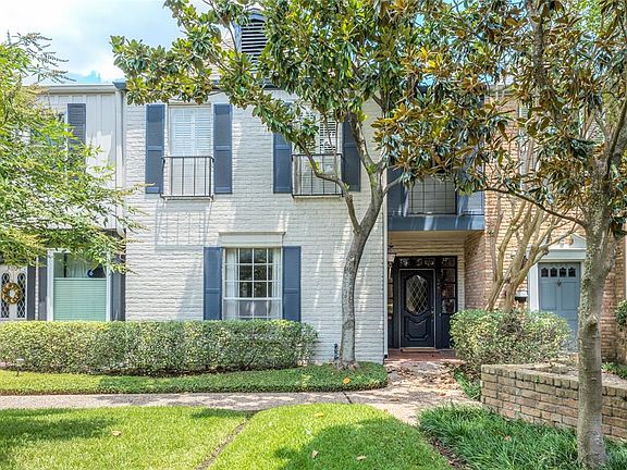 This Spacious 3 bedroom 3 bathroom townhouse is ready for your updates.