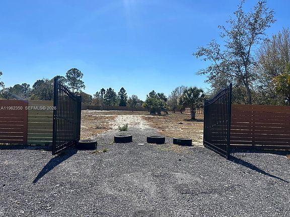 4th image of 648 Hunting Club Ave