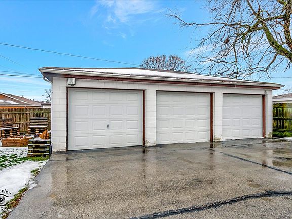 2nd image of 17815 Oakwood Ave
