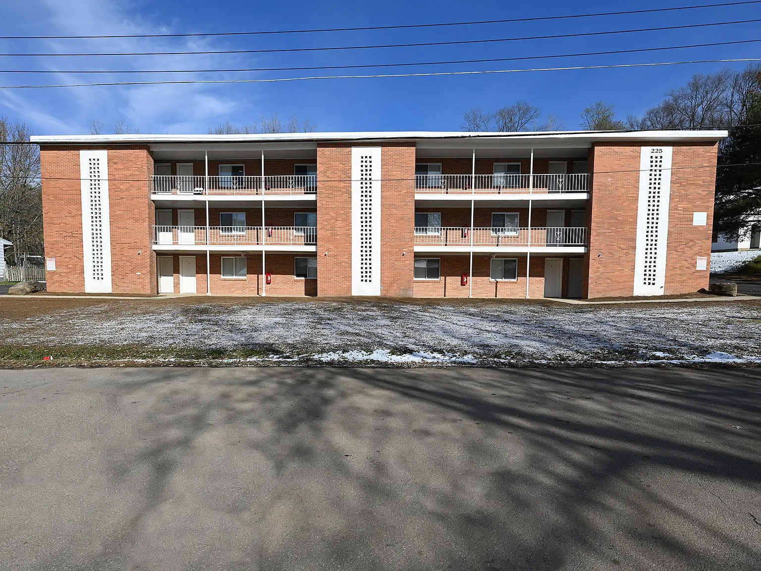 225 Hillside Circle — Photo 2