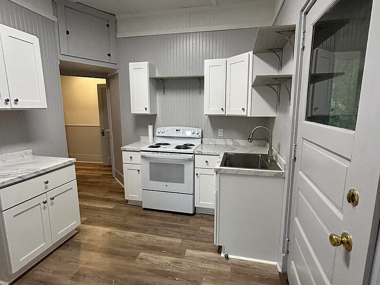 383 Queen St — Photo 10