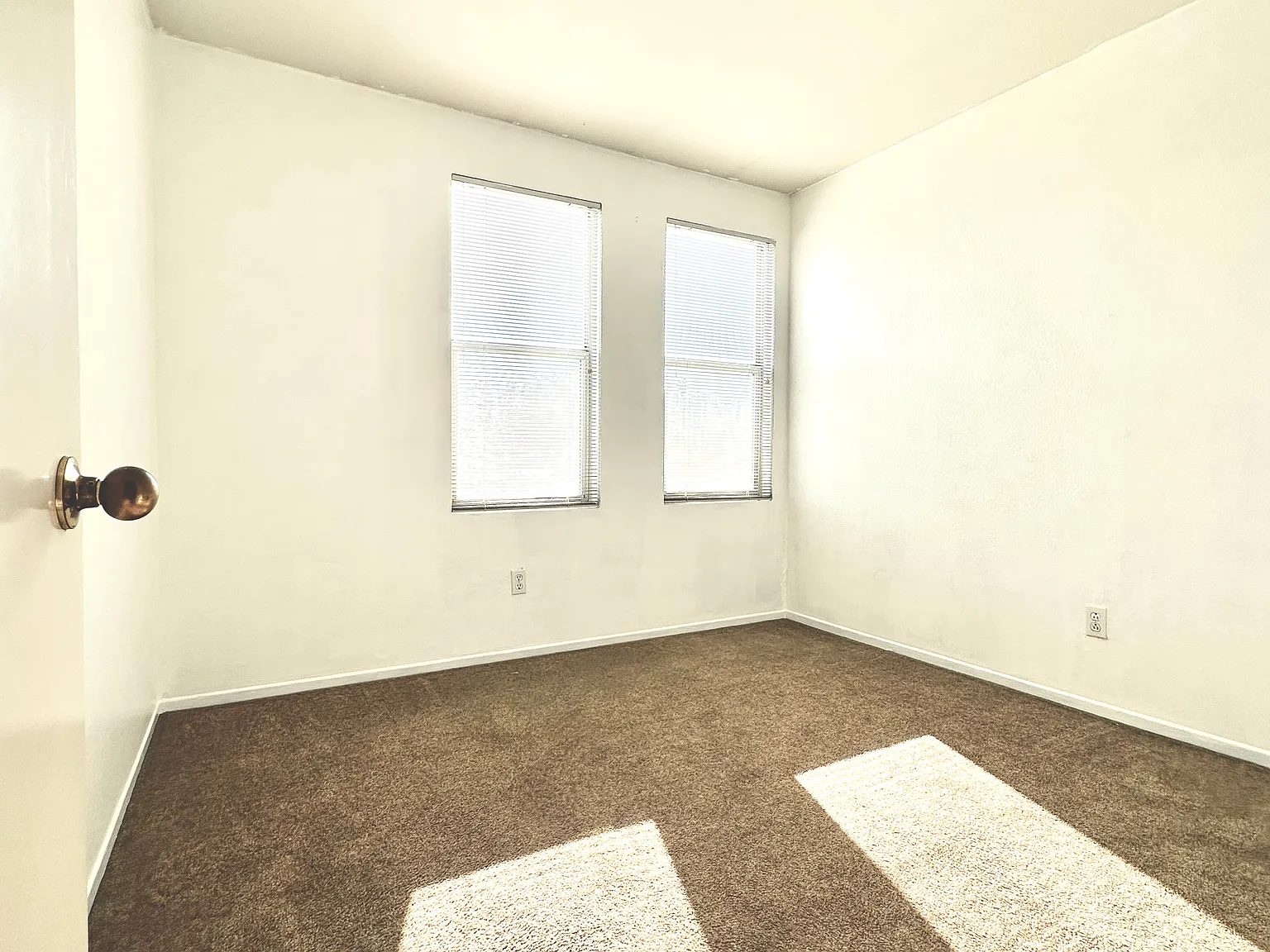 4 bed, 2.5 bath, 1500 sqft, $850 — Photo 2