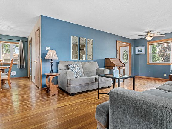 4th image of 700 Pandora Dr NE