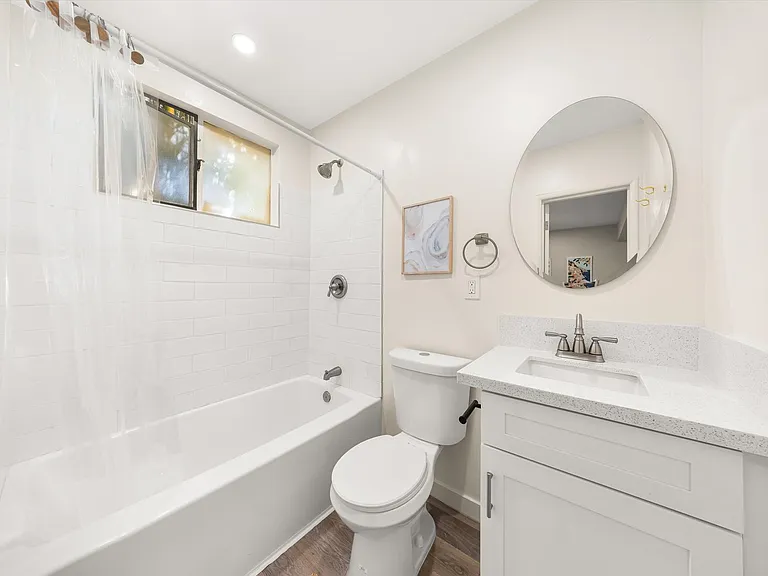 221 Bath St — Photo 28