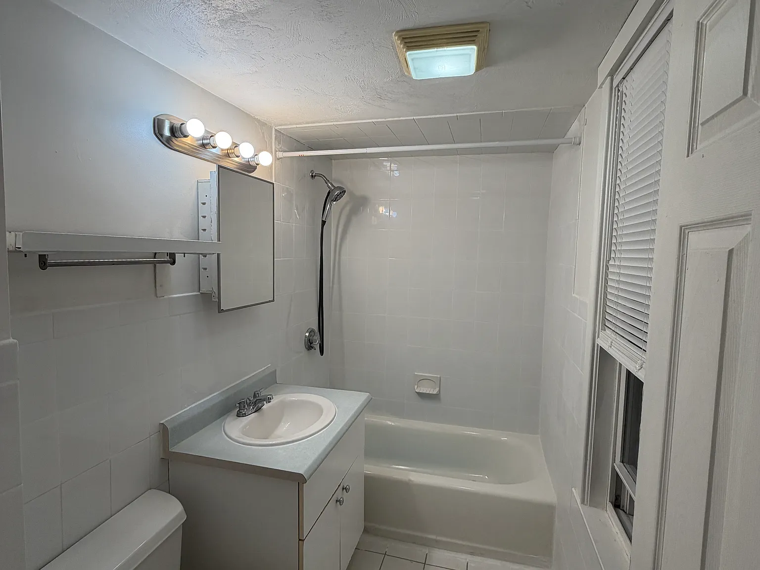 2 bed, 1000 sqft, $2,300 — Photo 4