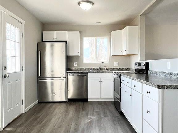 3rd image of 907 W Madison St
