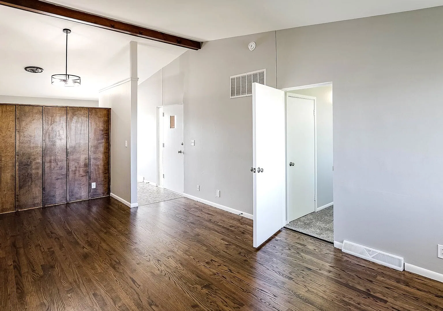 Top Floor 2-Bedroom Apartment In Millard! — Photo 4