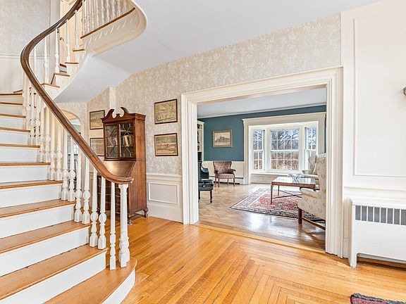 5th image of 8 Washington St