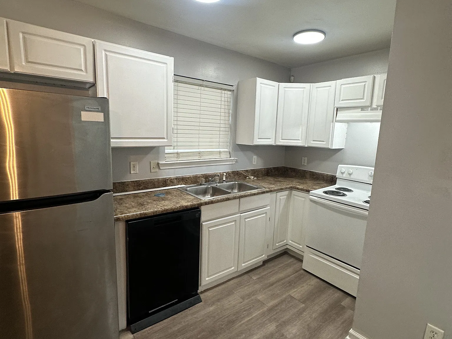 3 bed, 1200 sqft, $1,300 — Photo 4