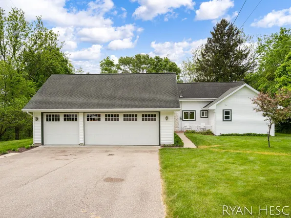 675 Alden Nash Ave SE, Lowell, MI 49331