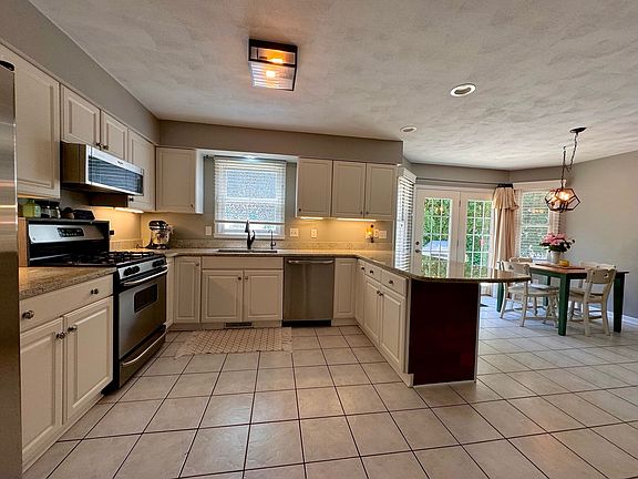 4th image of 1640 Albany Ln