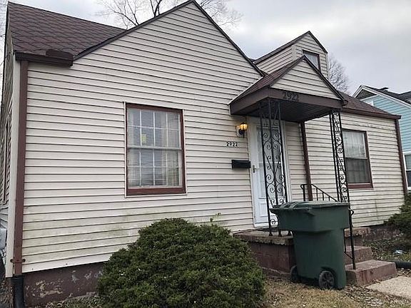 2nd image of 2922 Oakridge Dr
