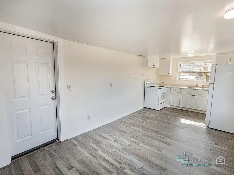 Charming Multi-Unit Living in Prime Northeast Salem Location — Photo 4