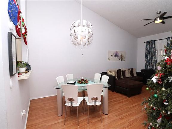 3rd image of 37 Lakepointe Cir
