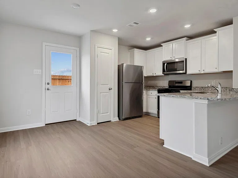 15830 Berry Hill Dr — Photo 6
