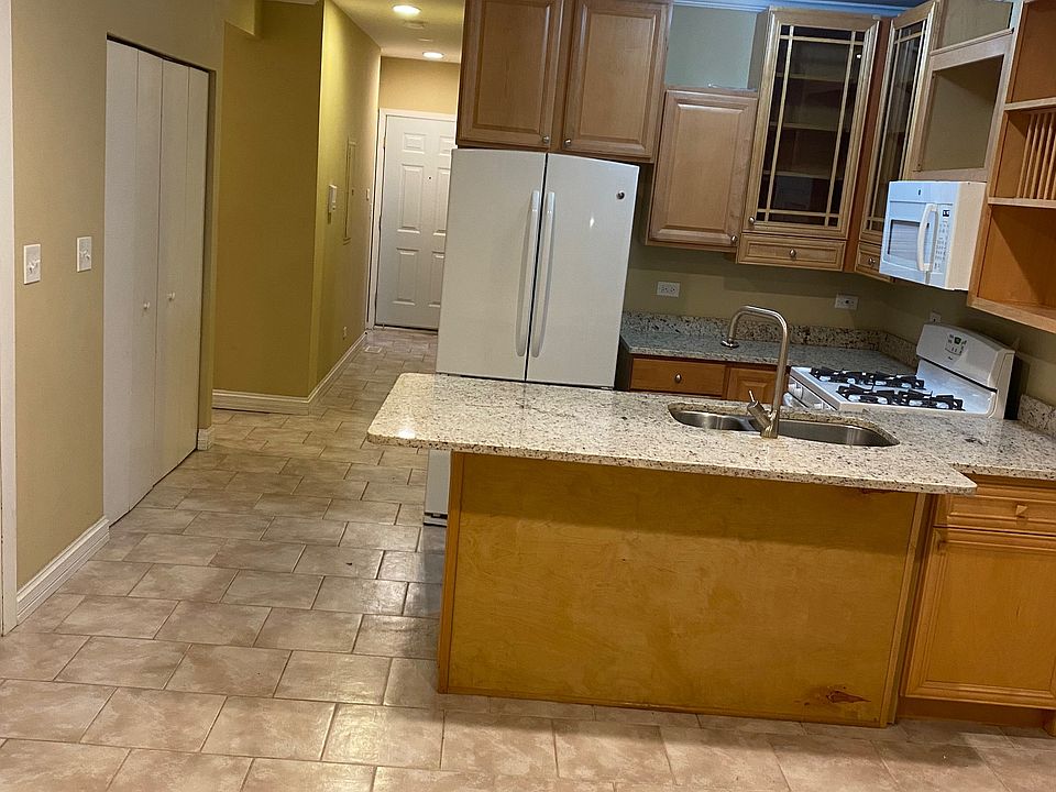 1st image of 2728 W Lunt Ave