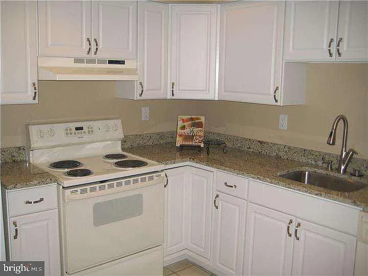 205 Bernard Ct — Photo 3