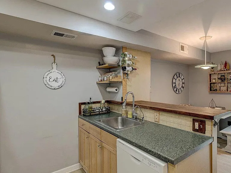 903 Valley Dr — Photo 5