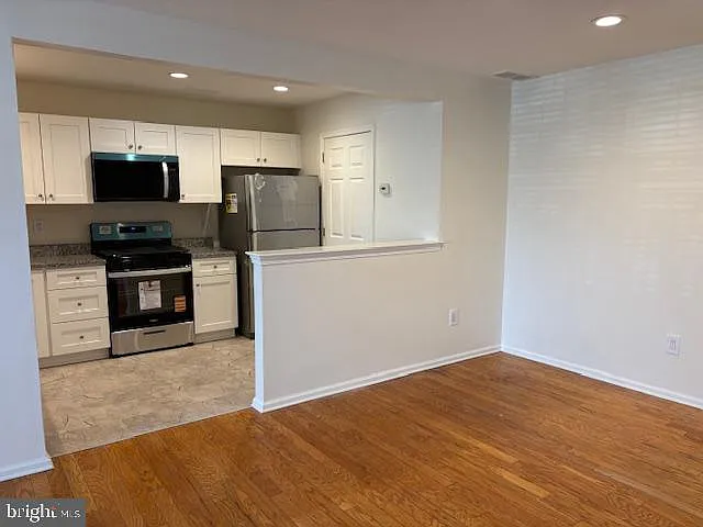 2403 Beacon Hl — Photo 2