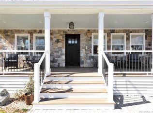 102 Clover Hill Dr, Stamford, CT 06902