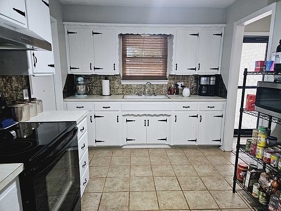 3rd image of 404 E Cedar St