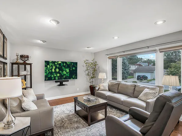 8116 Meadow Ln, Munster, IN 46321