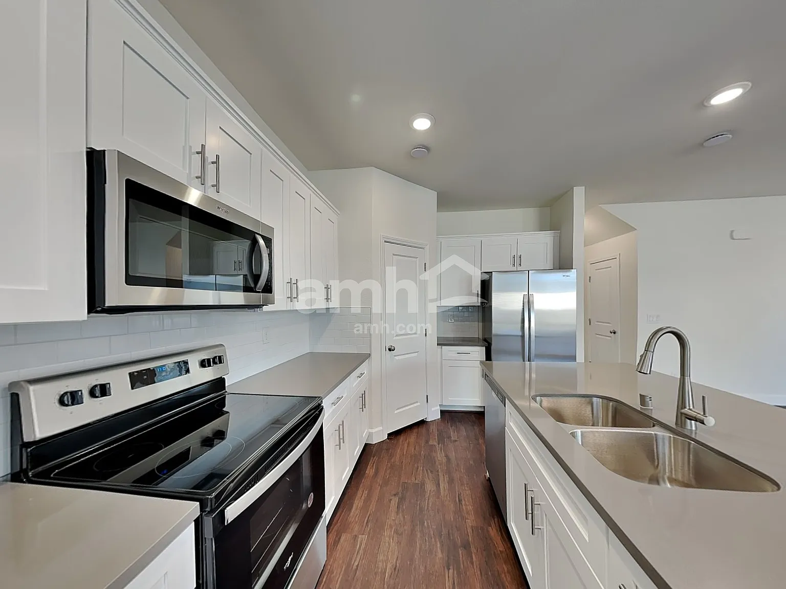 3 bed, 2.5 bath, 1845 sqft, $2,410 — Photo 3