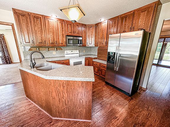 4th image of 215 N Elm St